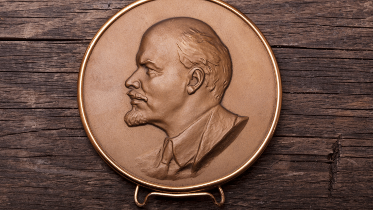 2017 LOS BESOS DE LENIN